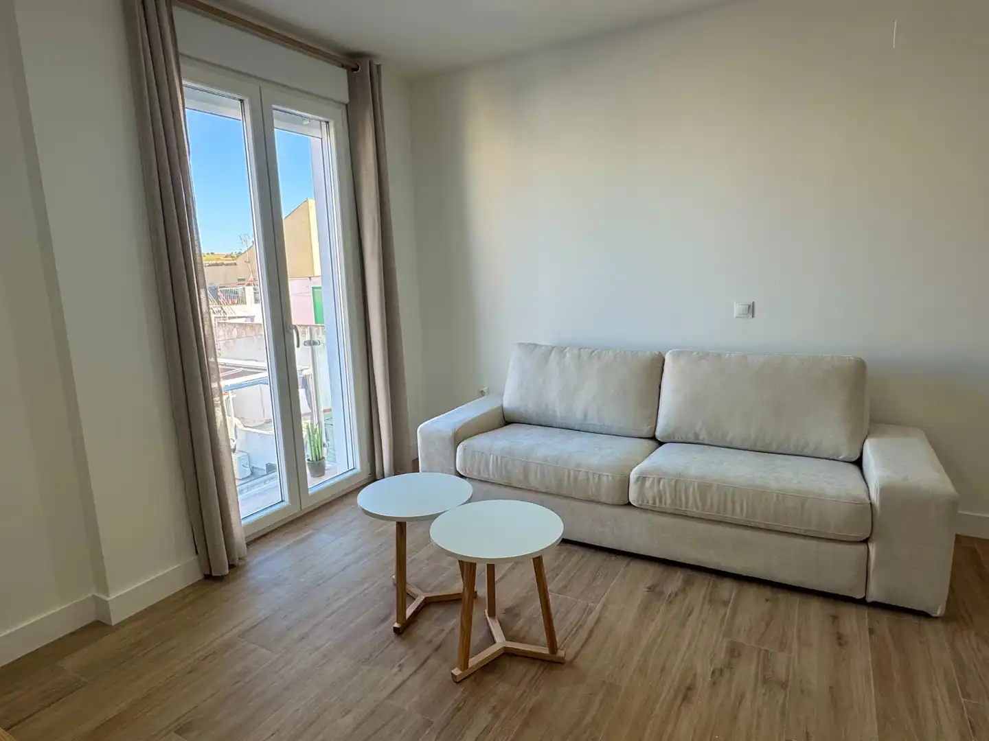 Living room of Apartments for rent in  Sevilla Capital  with Storage room, Furnished and Oven