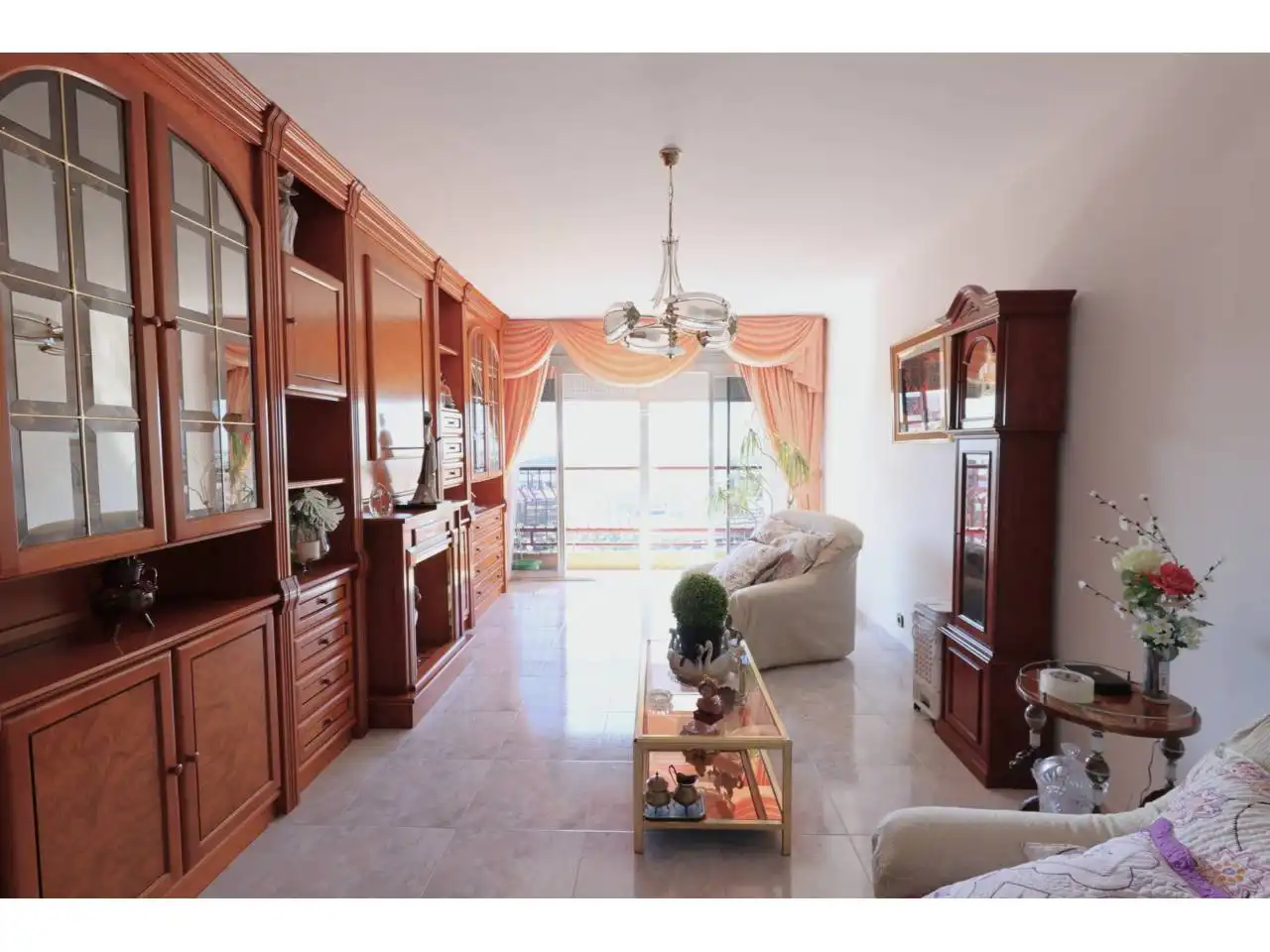 Living room of Flat for sale in L'Hospitalet de Llobregat  with Furnished and Balcony