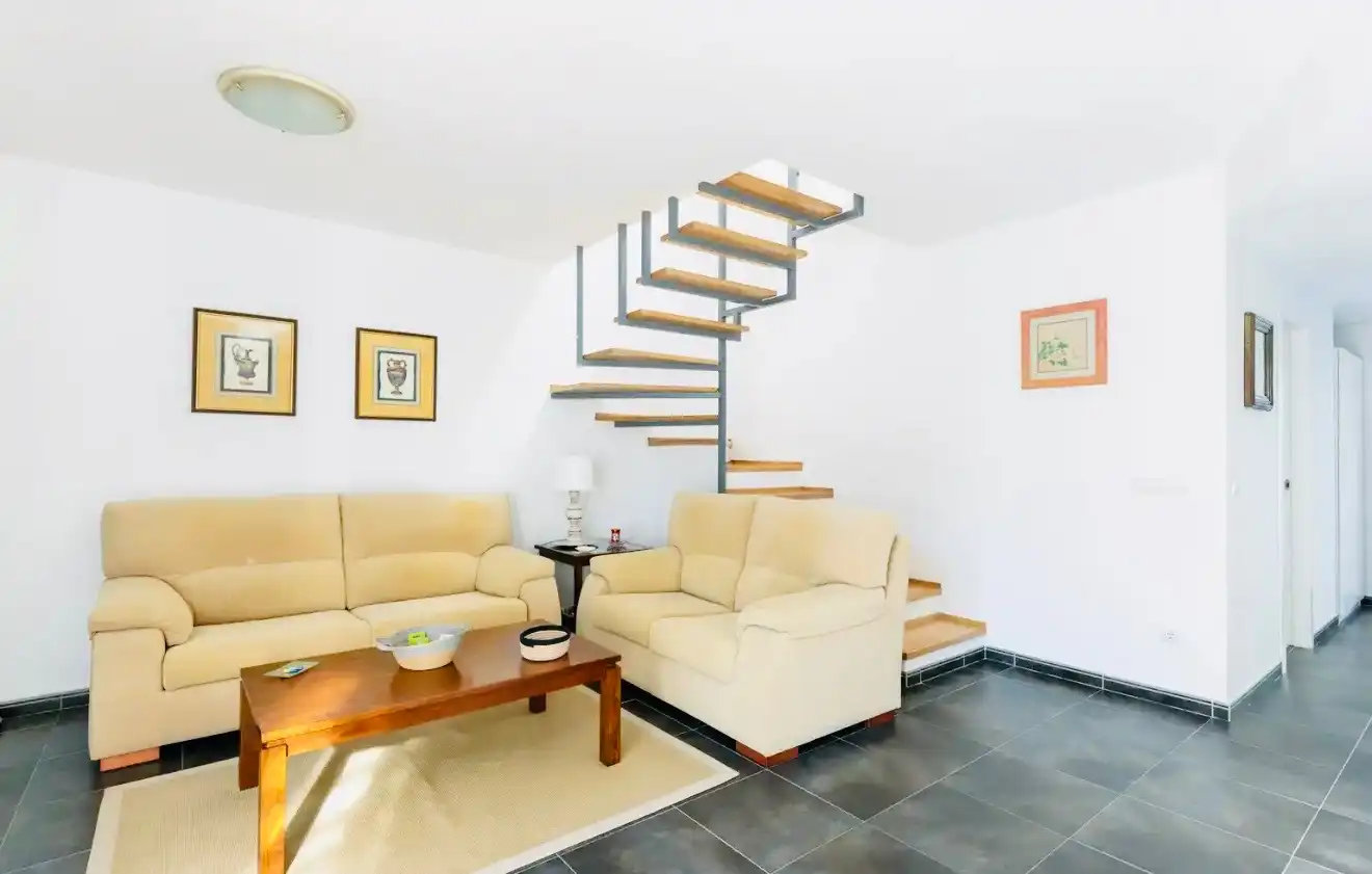 Wohnzimmer von Einfamilien-Reihenhaus zum Verkauf in Dénia mit Klimaanlage, Heizung und Terrasse