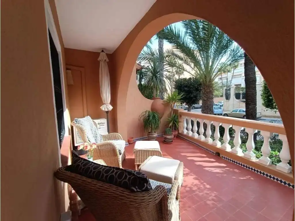 Terrasse von Wohnungen zum Verkauf in Torrevieja mit Klimaanlage und Privatgarten