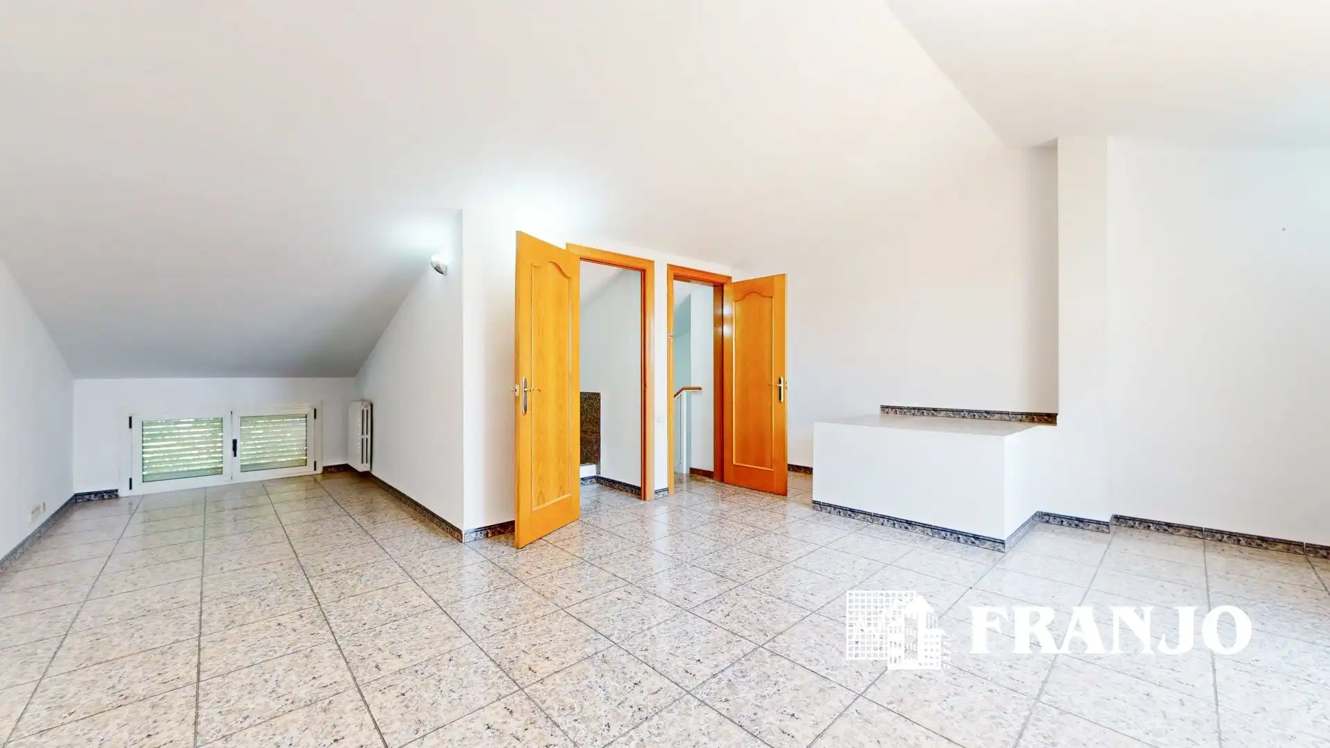 Außenansicht von Einfamilien-Reihenhaus zum Verkauf in Barberà del Vallès mit Klimaanlage, Heizung und Terrasse