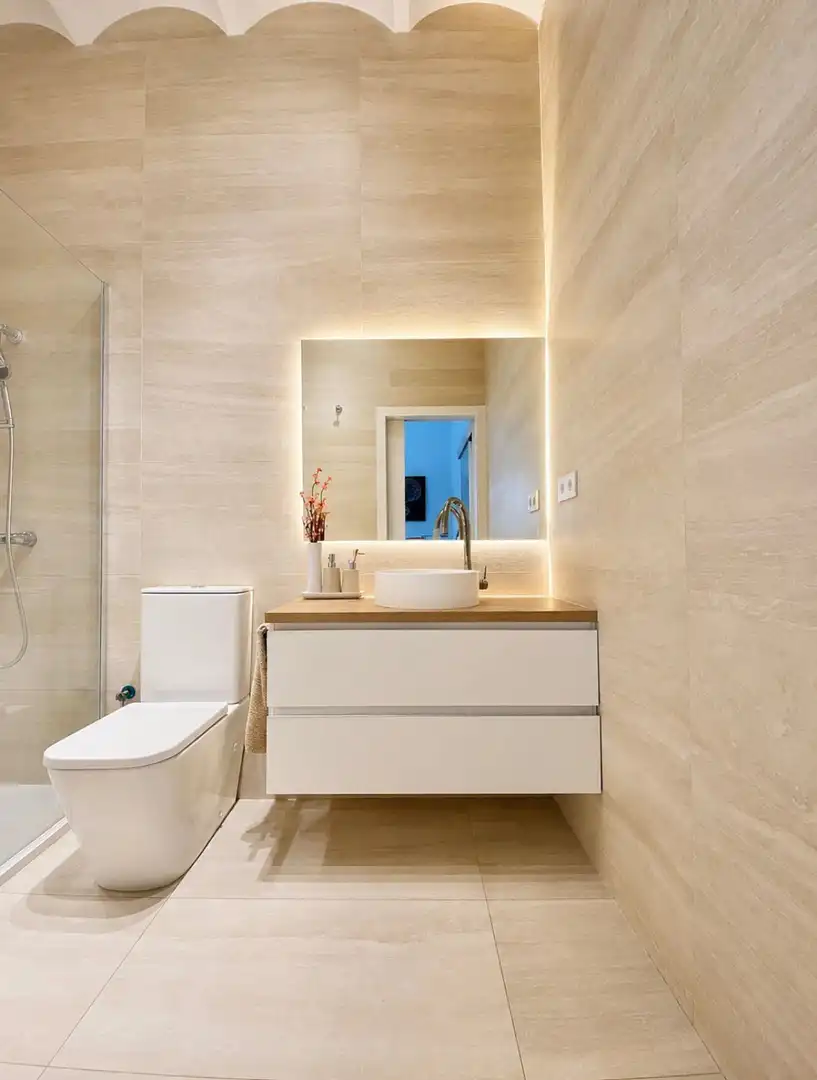 Bathroom of Duplexes for rent to own in Barcelona  with Air Conditioner, Private garden and Pets allowed