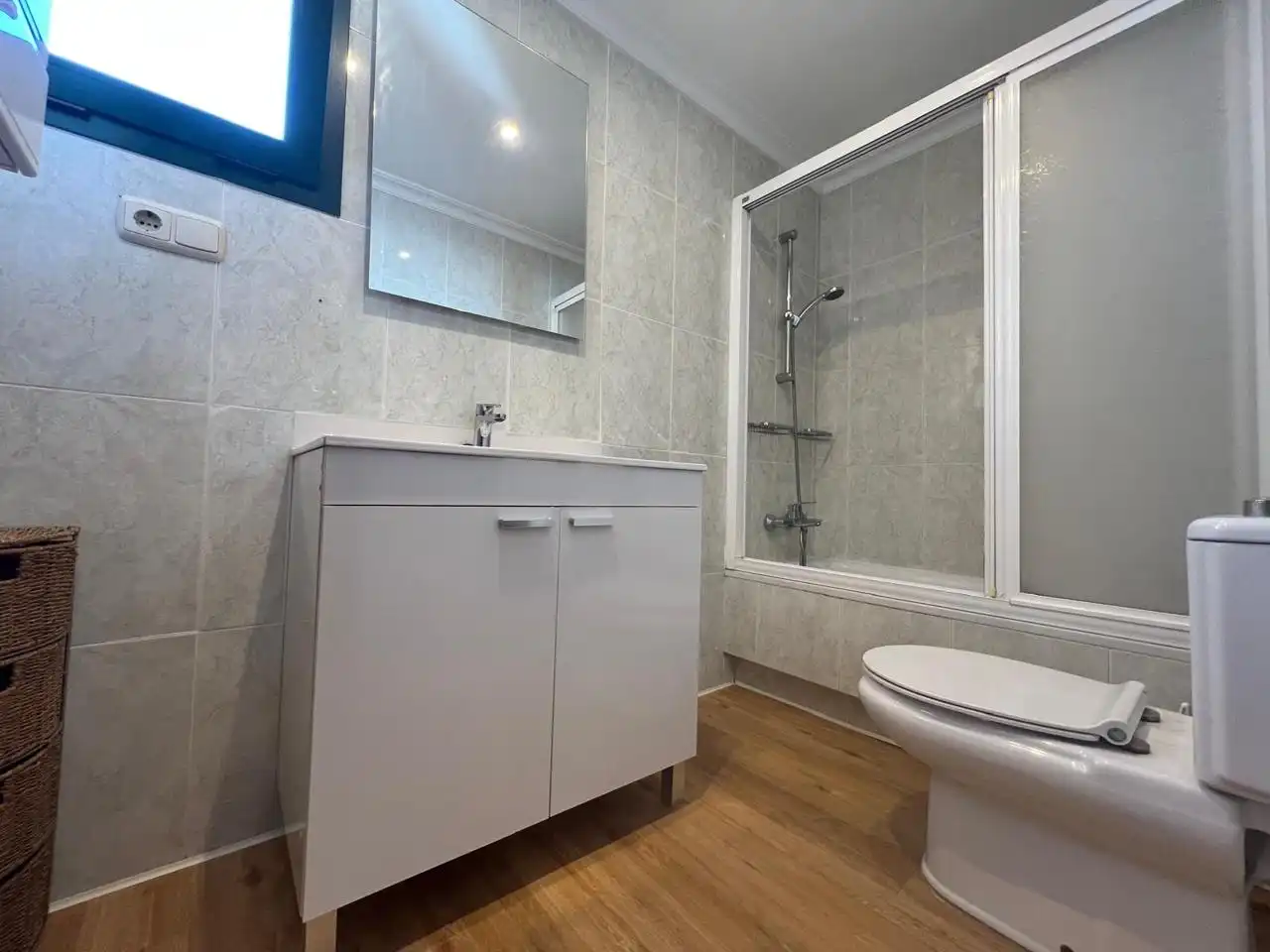 Baño de Ático de alquiler en Benalmádena con Aire acondicionado, Terraza y Trastero