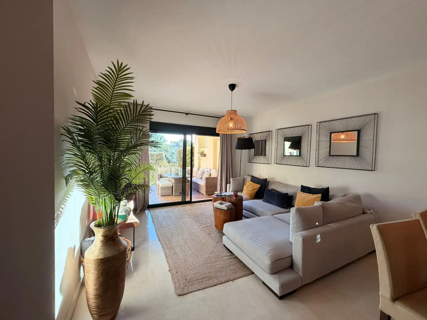 Sala d'estar de Pis de lloguer en Marbella amb Aire condicionat, Terrassa i Moblat
