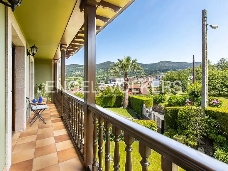 Terrassa de Casa o xalet en venda en Oviedo  amb Calefacció, Jardí privat i Terrassa