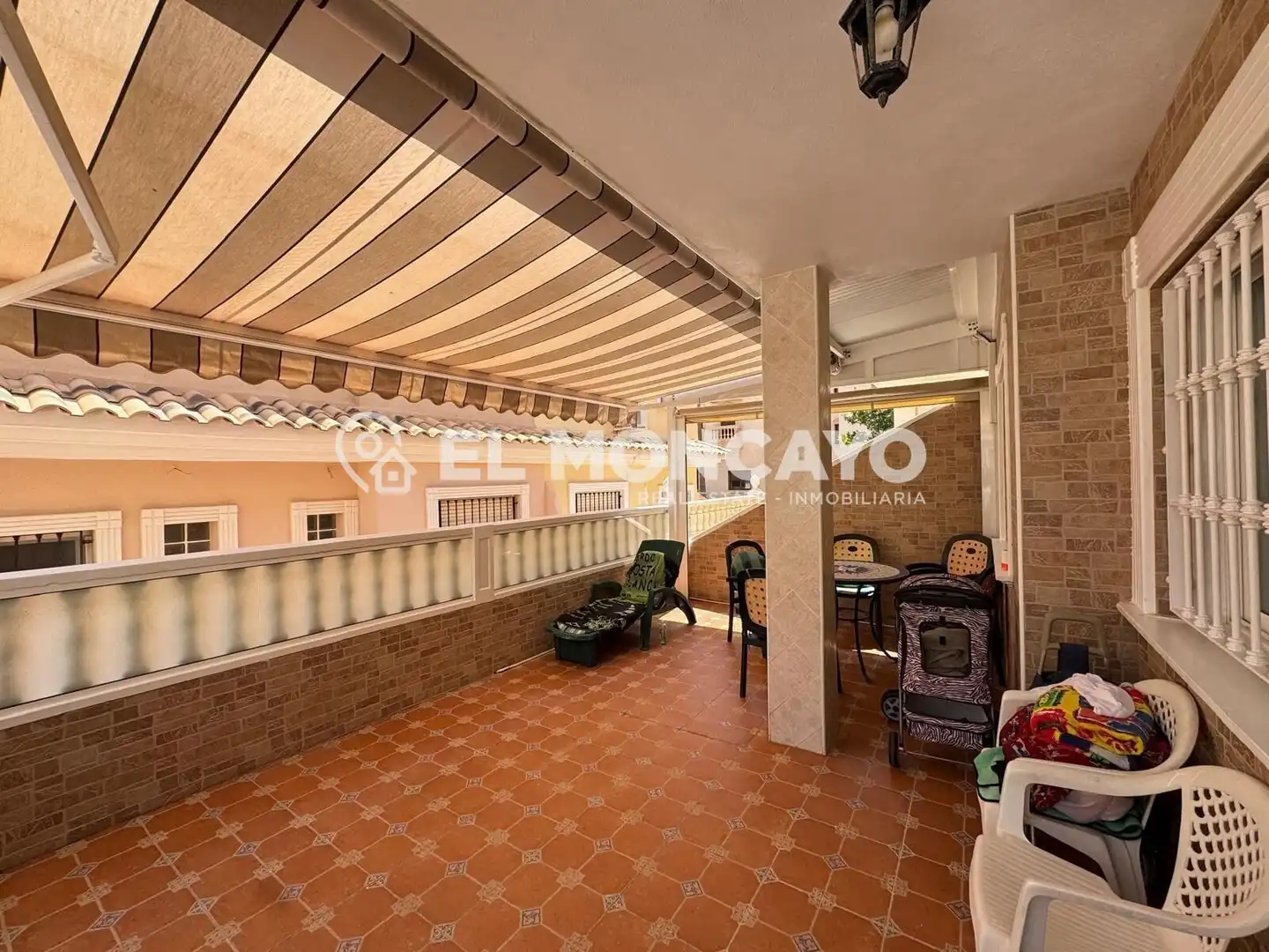 Terrasse von Einfamilien-Reihenhaus zum Verkauf in Guardamar del Segura mit Klimaanlage, Heizung und Terrasse