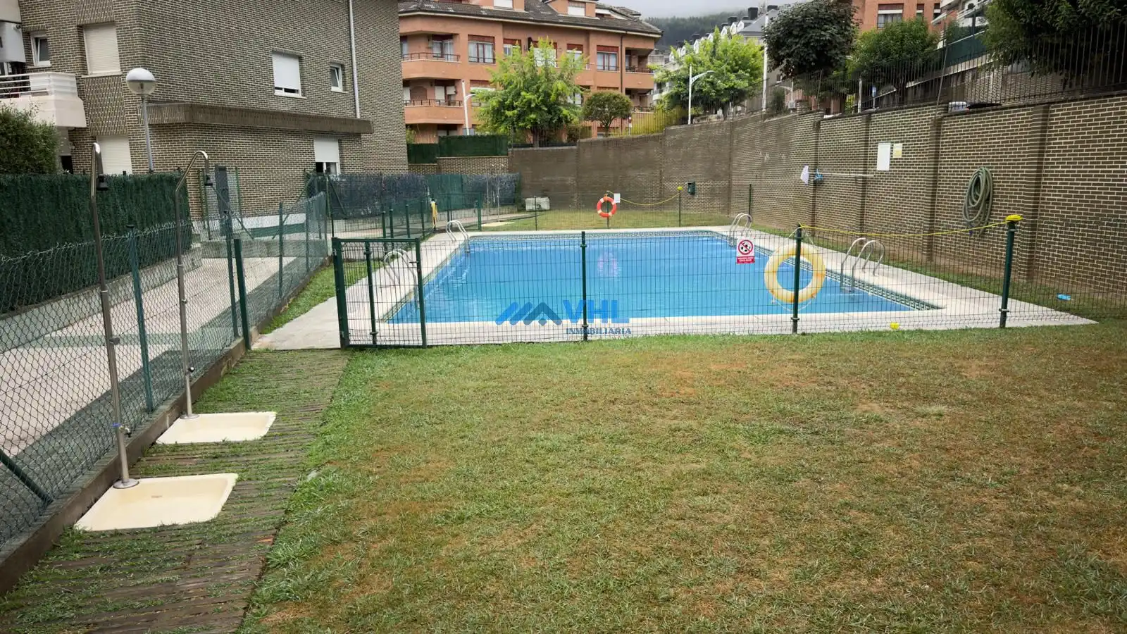 Piscina de Pis en venda en Castro-Urdiales amb Calefacció, Jardí privat i Terrassa