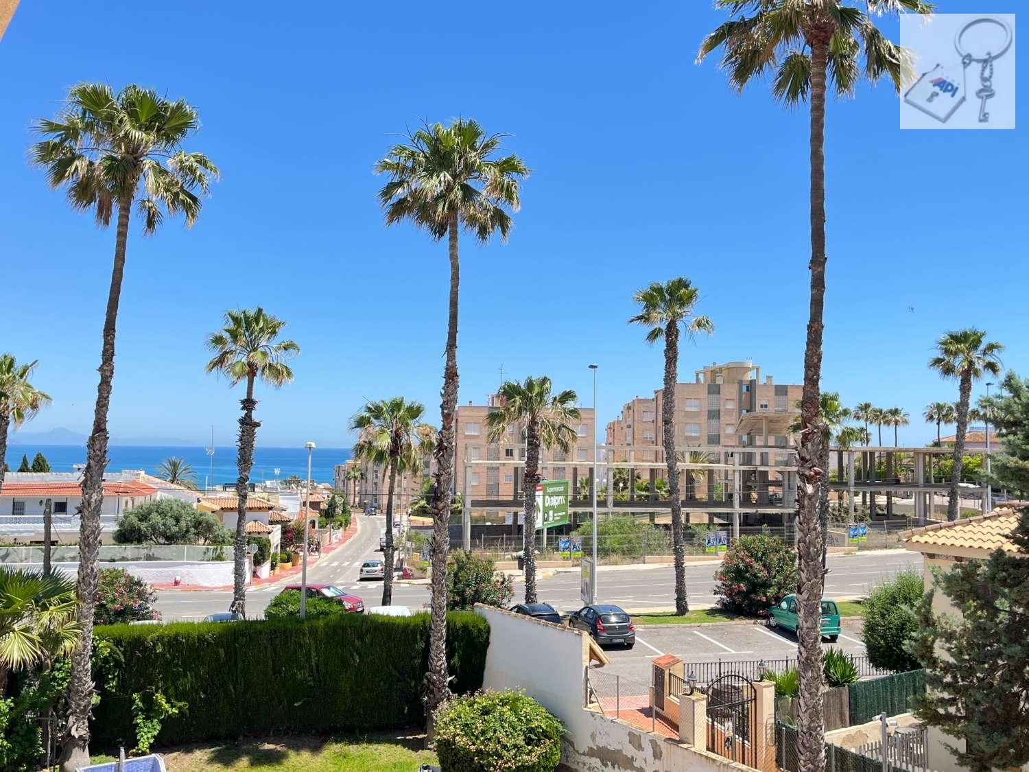 Vista exterior de Apartament en venda en Torrevieja amb Terrassa, Piscina i Moblat