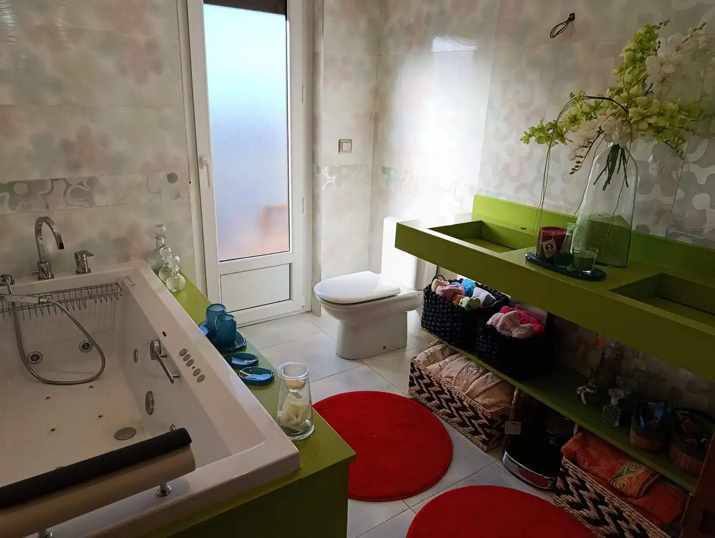 Baño de Casa adosada en venta en Valverde de la Virgen con Jardín privado, Terraza y Balcón