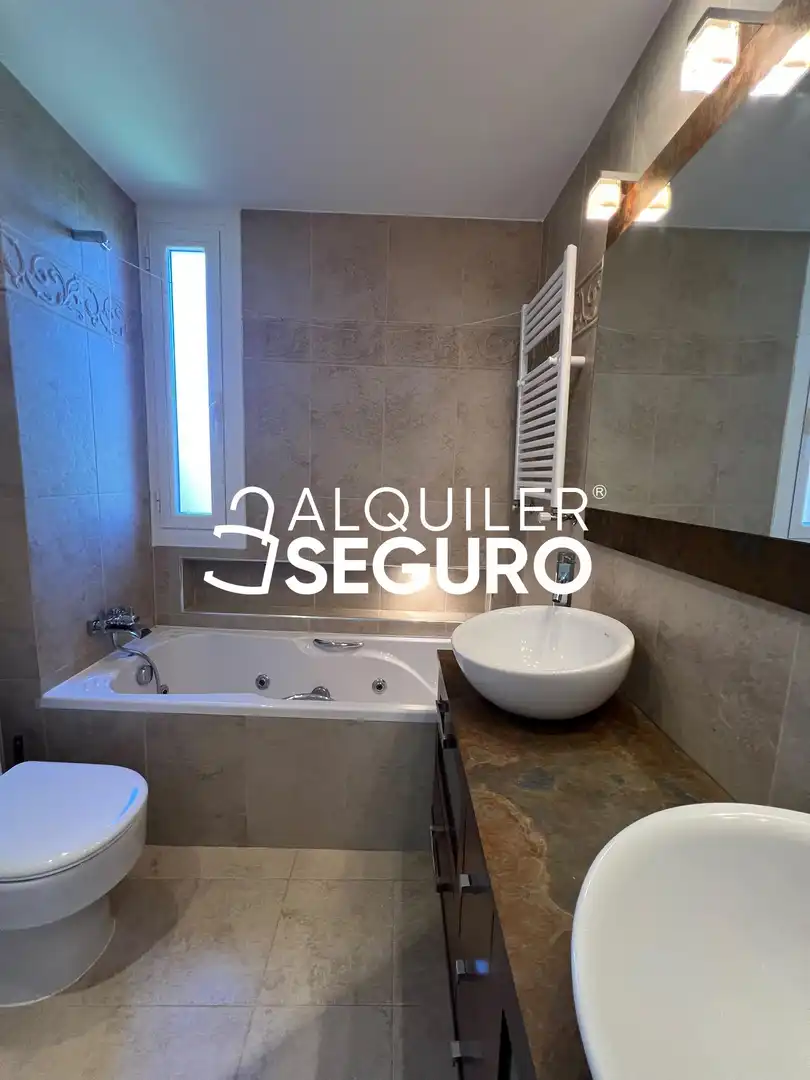 Bathroom of Flat for rent in Tres Cantos  with Air Conditioner and Heating