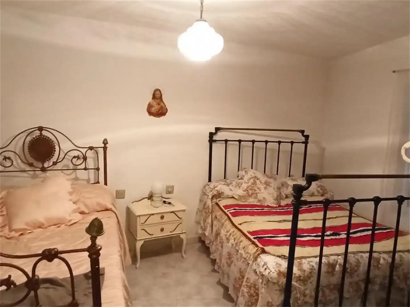 Dormitori de Casa adosada en venda en Almoharín amb Moblat i Balcó