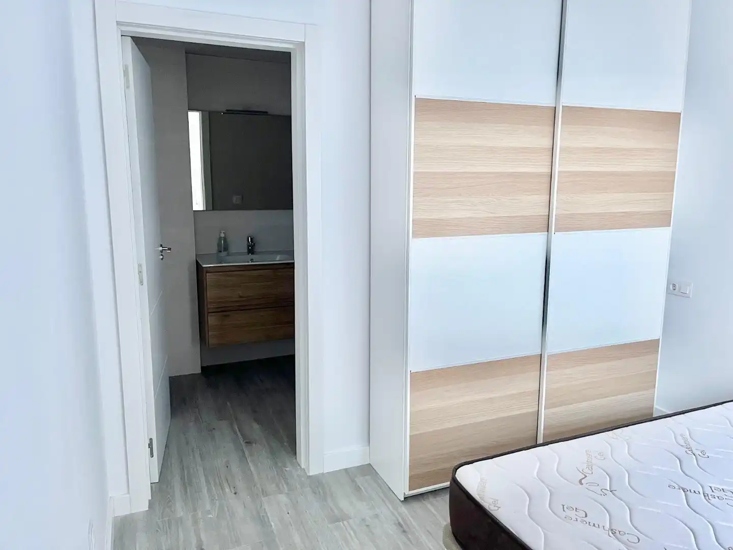 Habitación de Apartamento de alquiler en El Campello con Aire acondicionado, Calefacción y Terraza