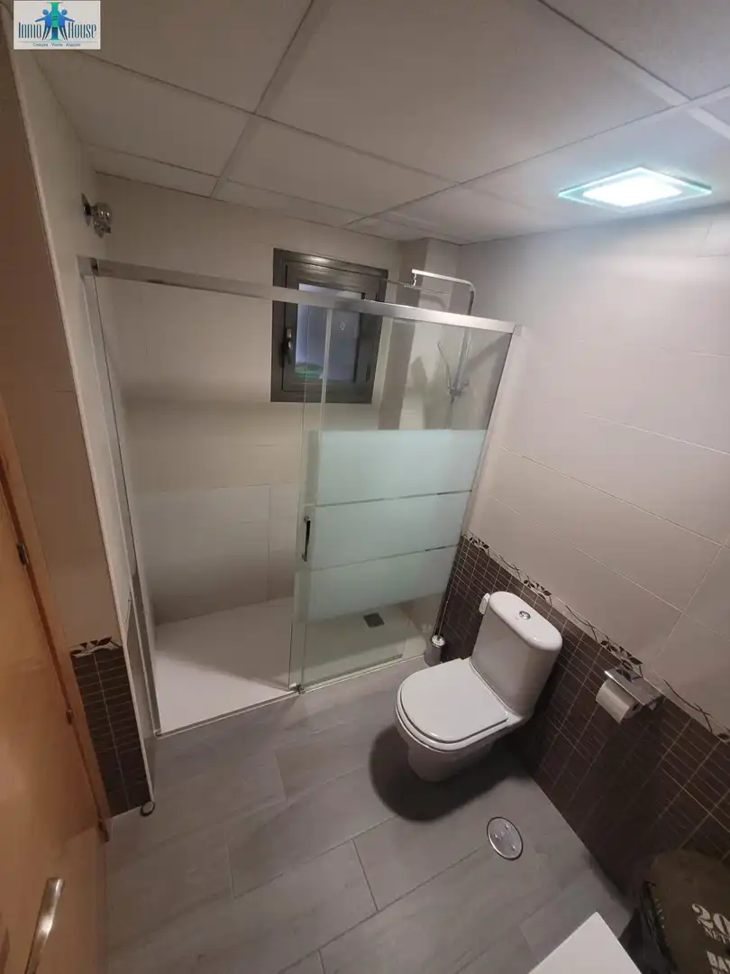 Bany de Apartament de lloguer en Albacete amb Aire condicionat, Calefacció i Parquet