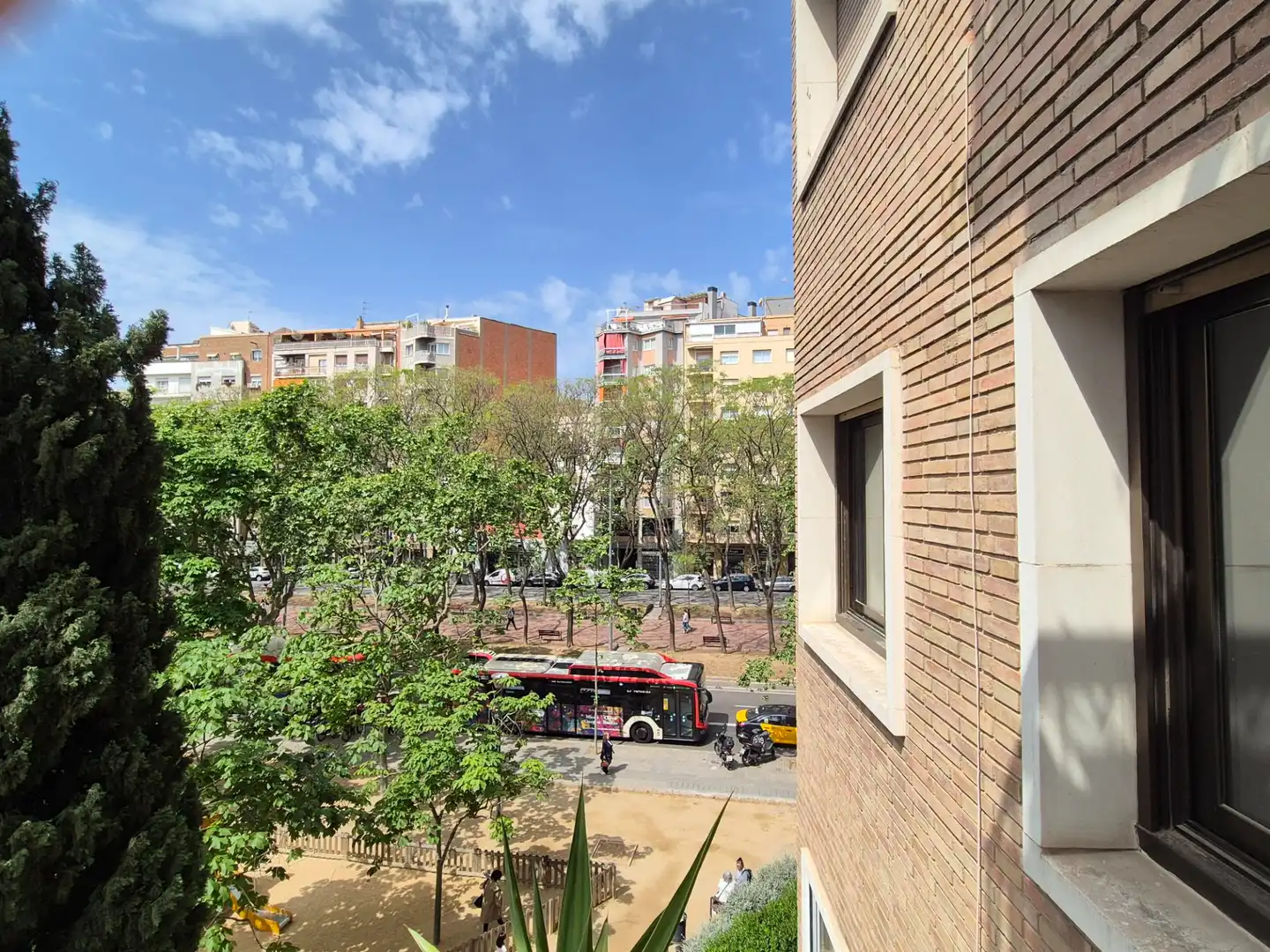 Vista exterior de Piso en venta en Barcelona con Calefacción, Horno y Balcón