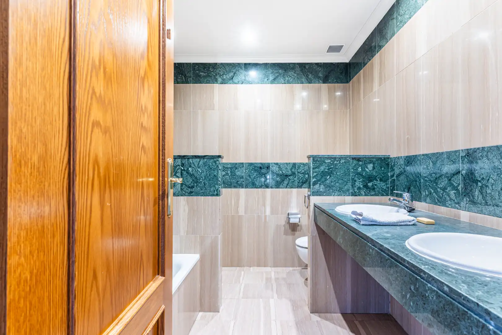 Baño de Ático en venta en Majadahonda con Aire acondicionado, Calefacción y Jardín privado