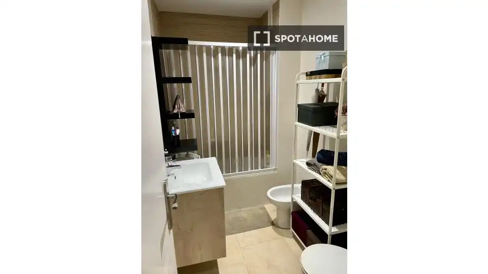 Baño de Piso para compartir en Barcelona con Aire acondicionado, Calefacción y Amueblado
