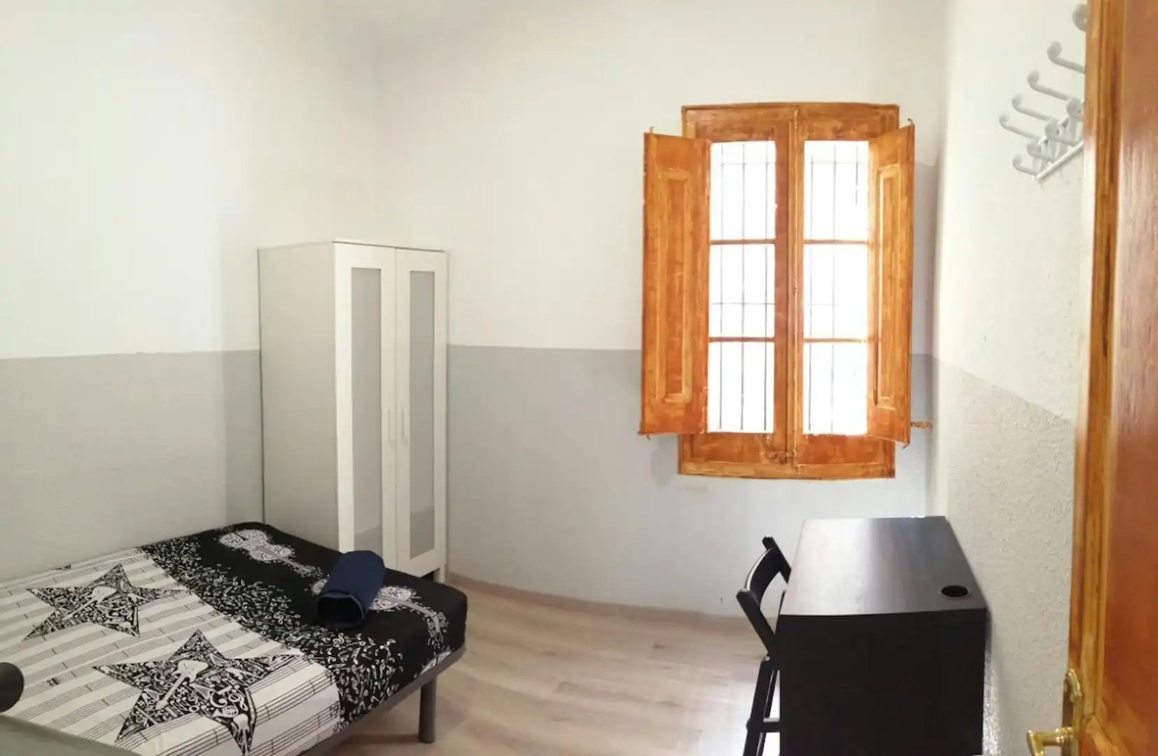 Bedroom of Flat for share in Barcelona  with Washing machine