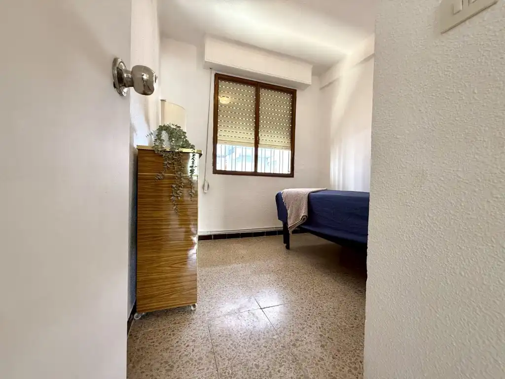 Schlafzimmer von Wohnung zum Verkauf in Benicasim / Benicàssim mit Waschmaschine und Balkon