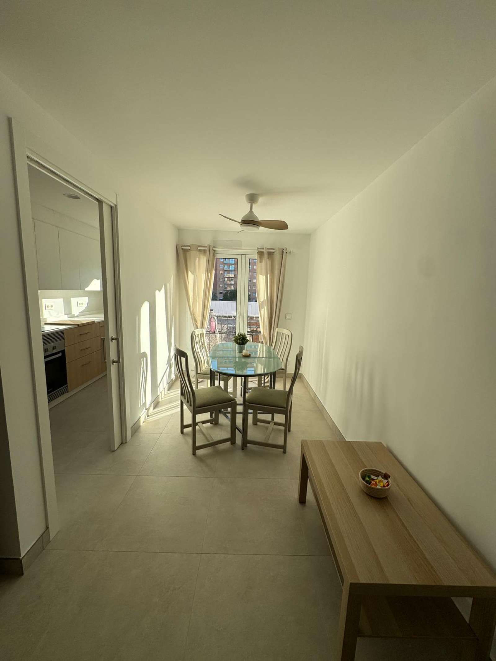 Menjador de Apartament per a compartir en  Valencia Capital amb Aire condicionat, Terrassa i Moblat