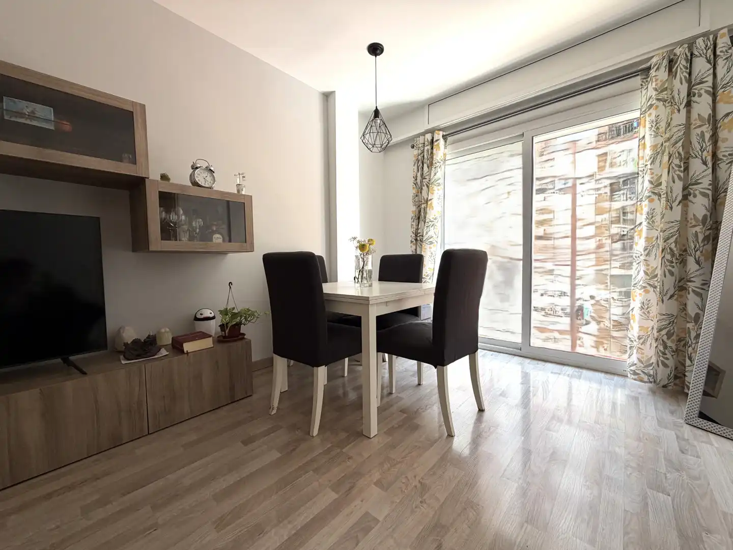 Comedor de Piso en venta en Barcelona con Balcón