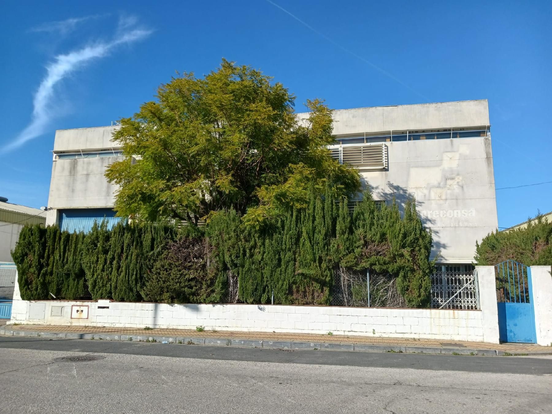 Vista exterior de Nau industrial en venda en Alcalá de Guadaira