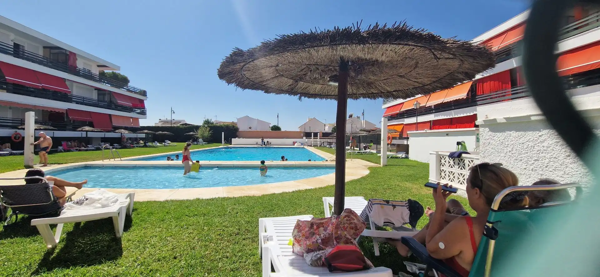 Schwimmbecken von Wohnung zur Miete in El Rompido mit Klimaanlage, Terrasse und Gemeinschaftspool