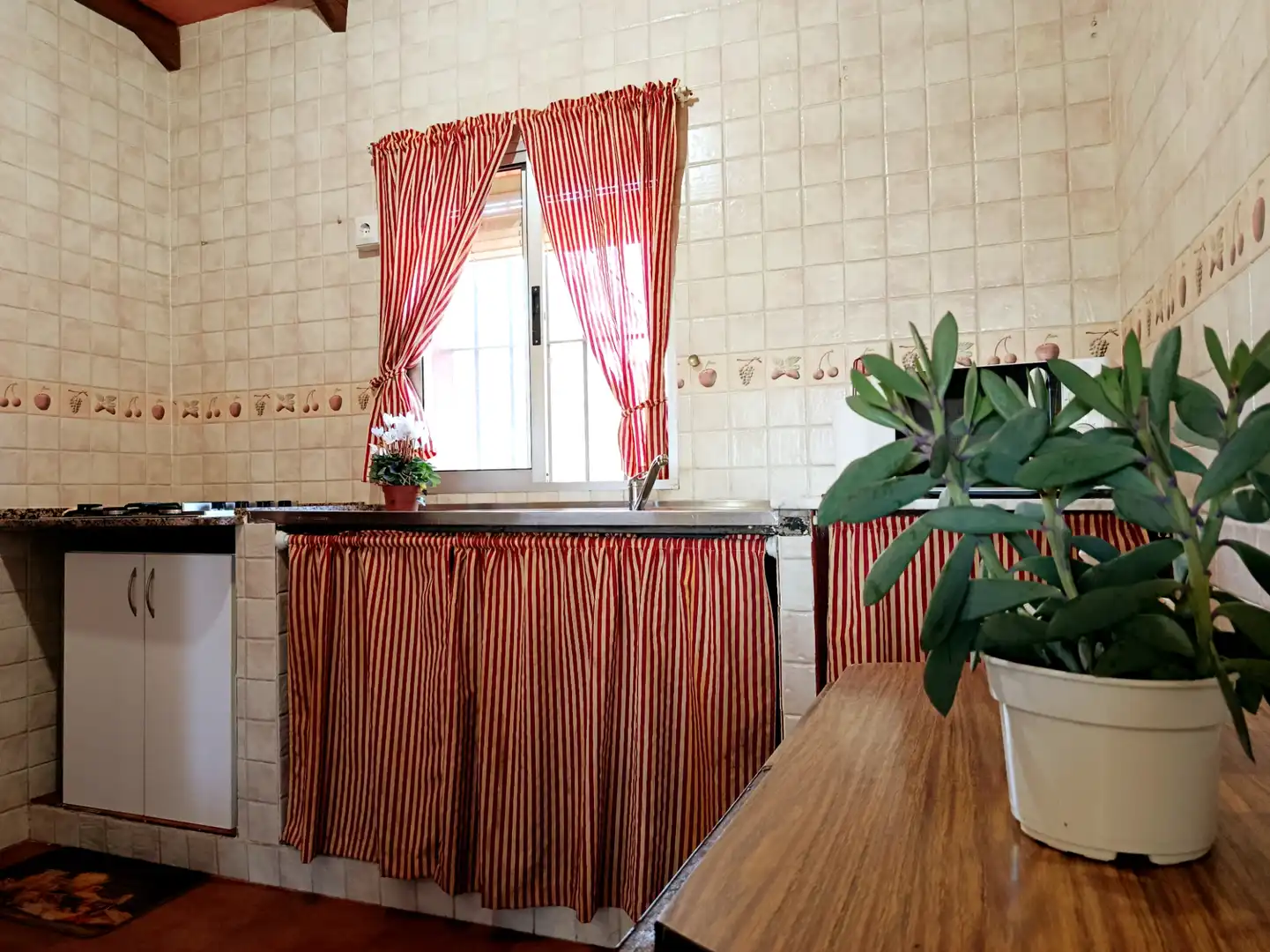 Cuina de Finca rústica en venda en Paterna del Campo amb Aire condicionat, Jardí privat i Terrassa