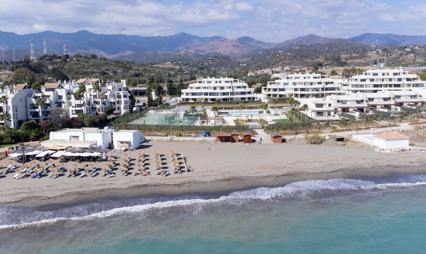 Vista exterior de Planta baixa en venda en Estepona amb Aire condicionat, Jardí privat i Terrassa