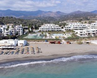 Vista exterior de Planta baixa en venda en Estepona amb Aire condicionat, Jardí privat i Terrassa