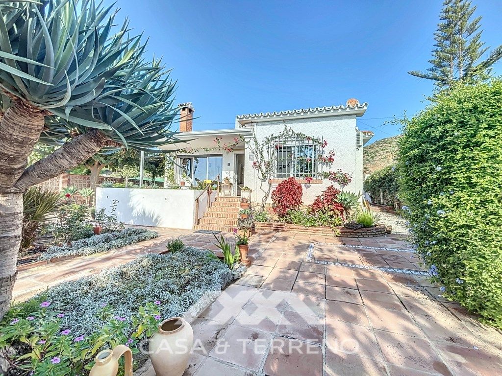 Vista exterior de Casa o xalet en venda en Vélez-Málaga amb Aire condicionat, Jardí privat i Terrassa
