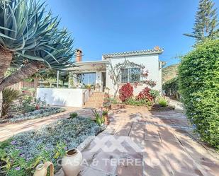 Vista exterior de Casa o xalet en venda en Vélez-Málaga amb Aire condicionat, Jardí privat i Terrassa