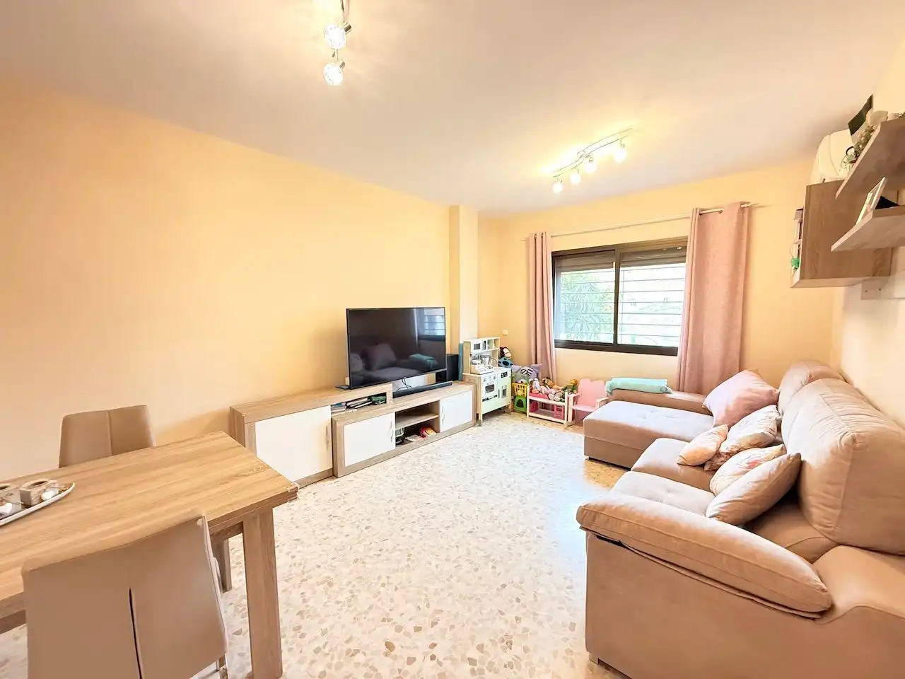 Sala de estar de Casa adosada en venta en Vélez-Málaga con Aire acondicionado y Calefacción