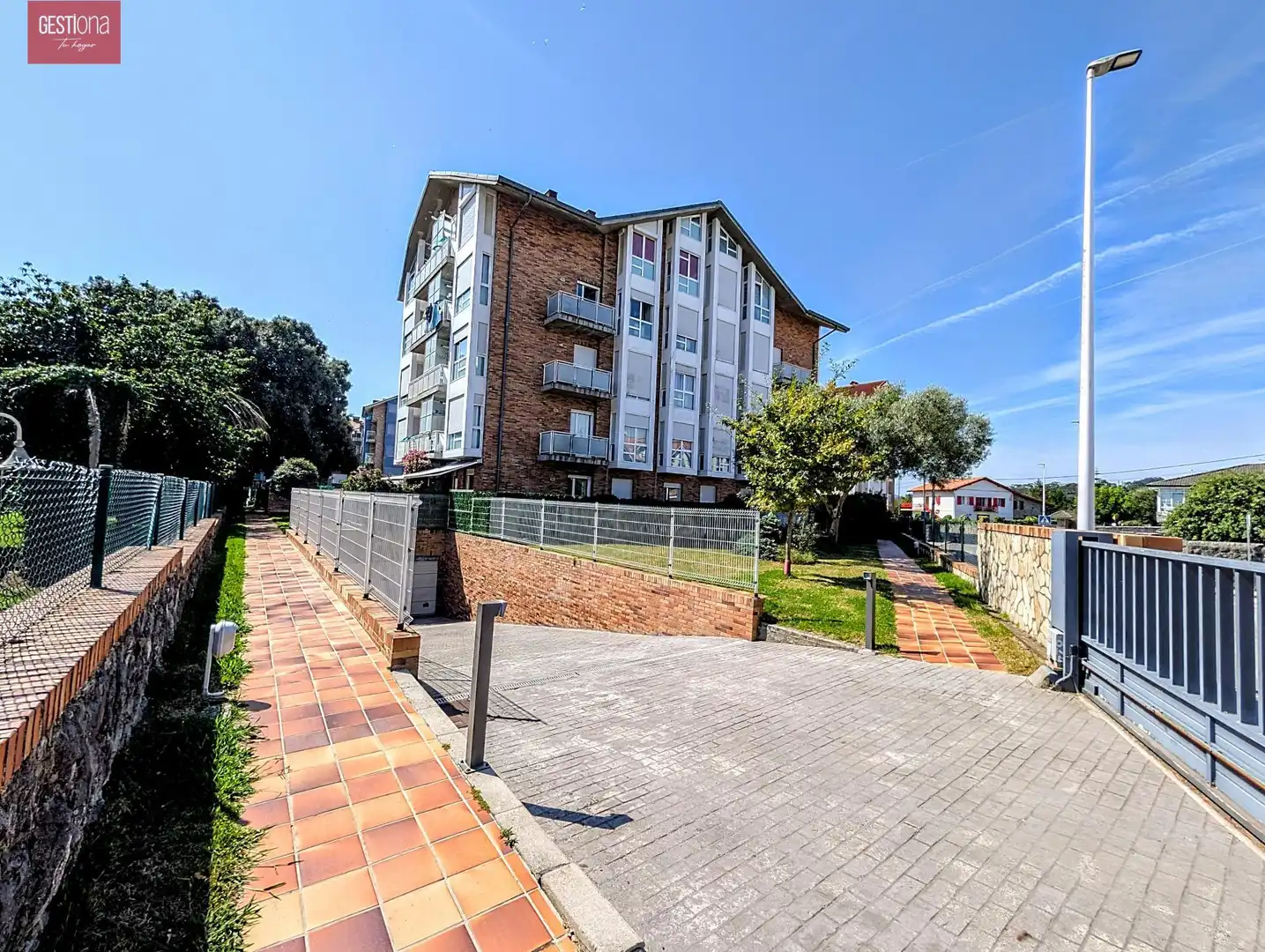 Vista exterior de Ático en venta en Noja con Calefacción, Terraza y Piscina comunitaria