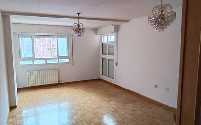 Living room of Flat for sale in  Madrid Capital