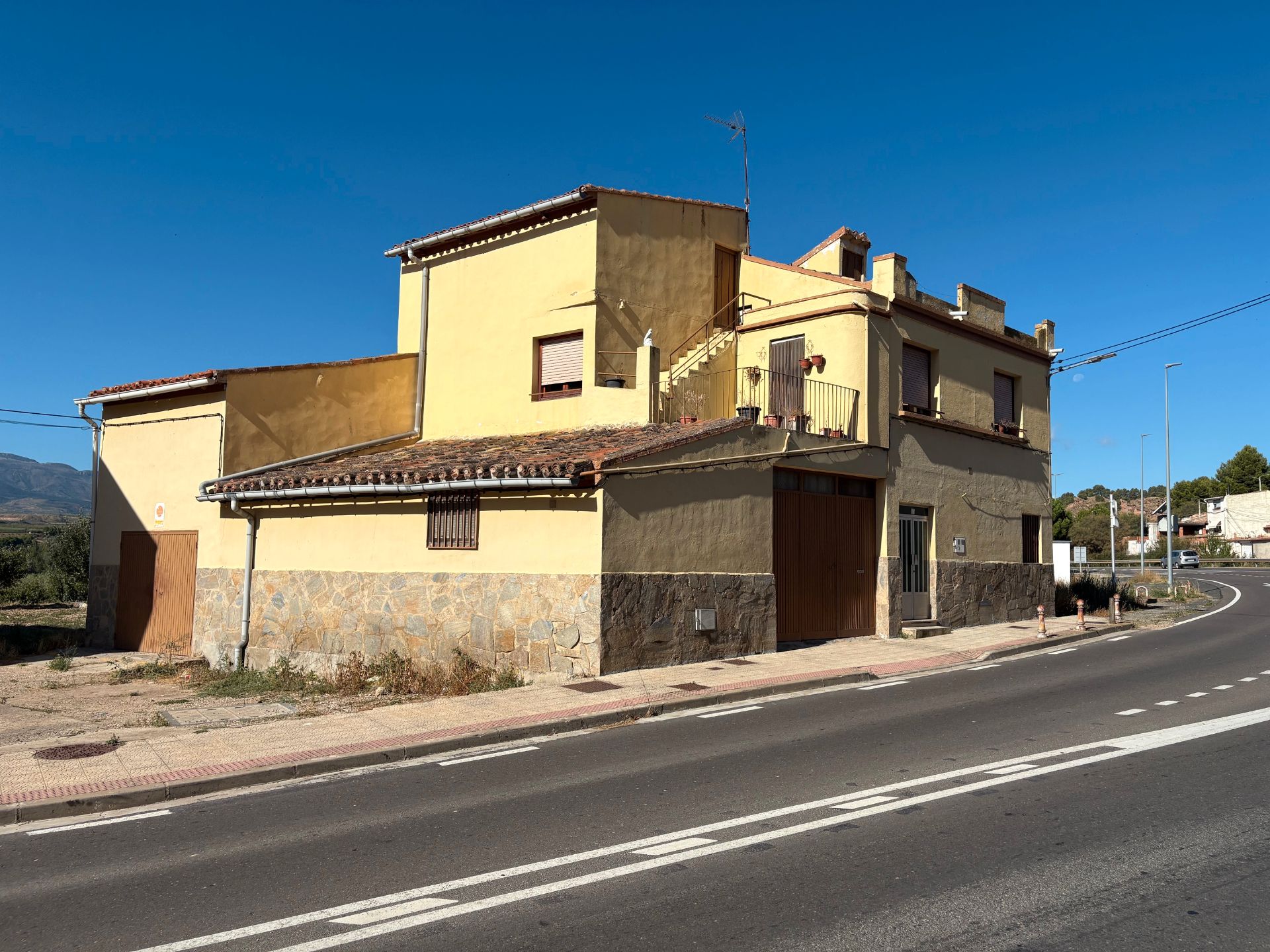 Vista exterior de Casa o xalet en venda en Quel amb Calefacció, Terrassa i Traster