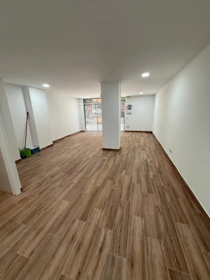 Local en venta en Cornellà de Llobregat con Parquet y Alarma