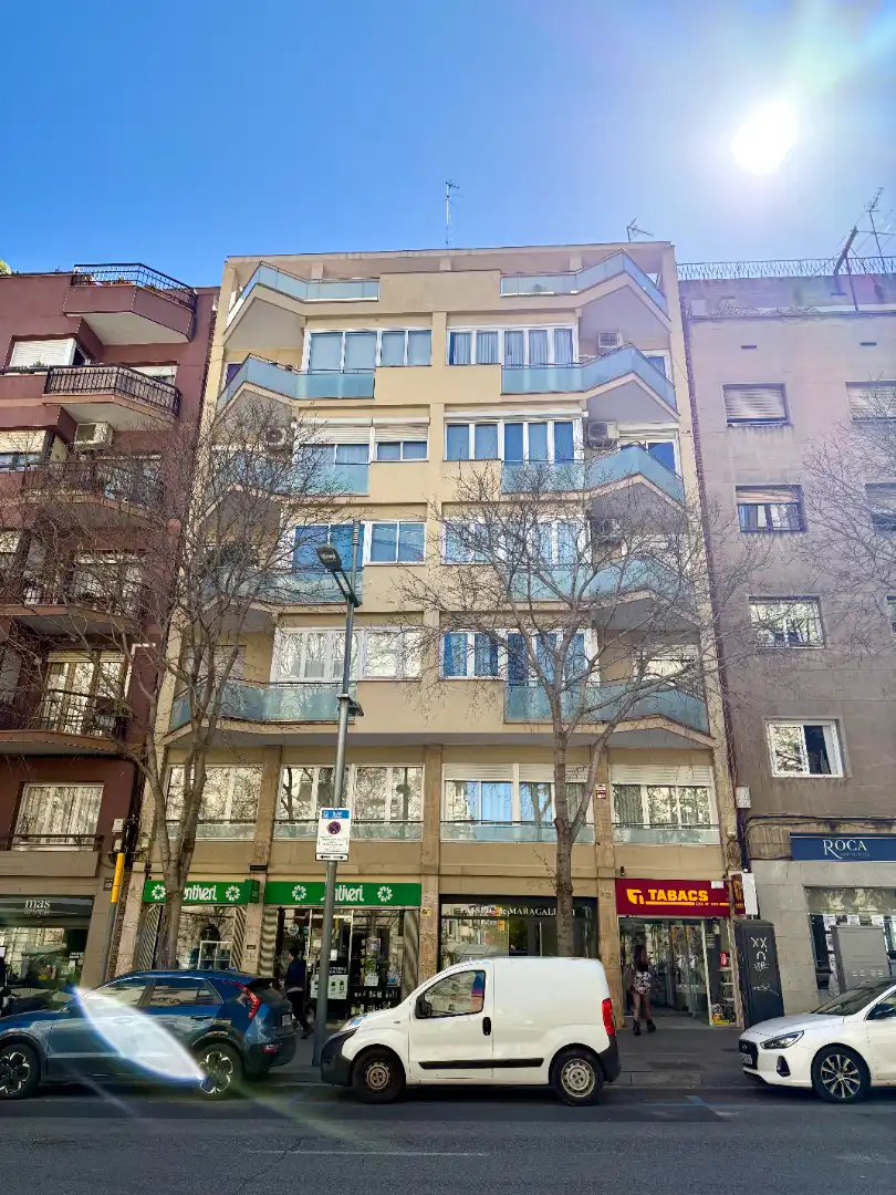 Außenansicht von Dachboden zum Verkauf in Barcelona mit Heizung, Terrasse und Balkon