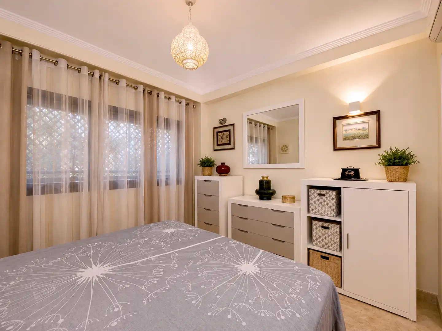 Dormitori de Apartament en venda en Estepona amb Aire condicionat, Terrassa i Piscina