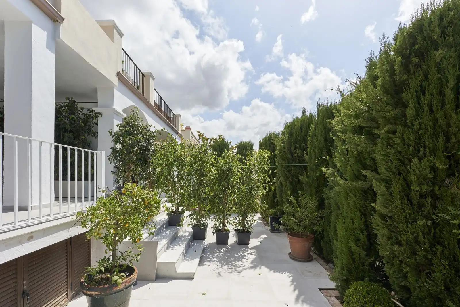 Terrassa de Casa adosada en venda en Marbella amb Jardí privat, Moblat i Piscina comunitària