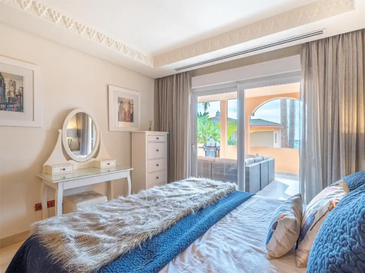 Dormitori de Apartament de lloguer en Marbella amb Aire condicionat, Piscina i Balcó