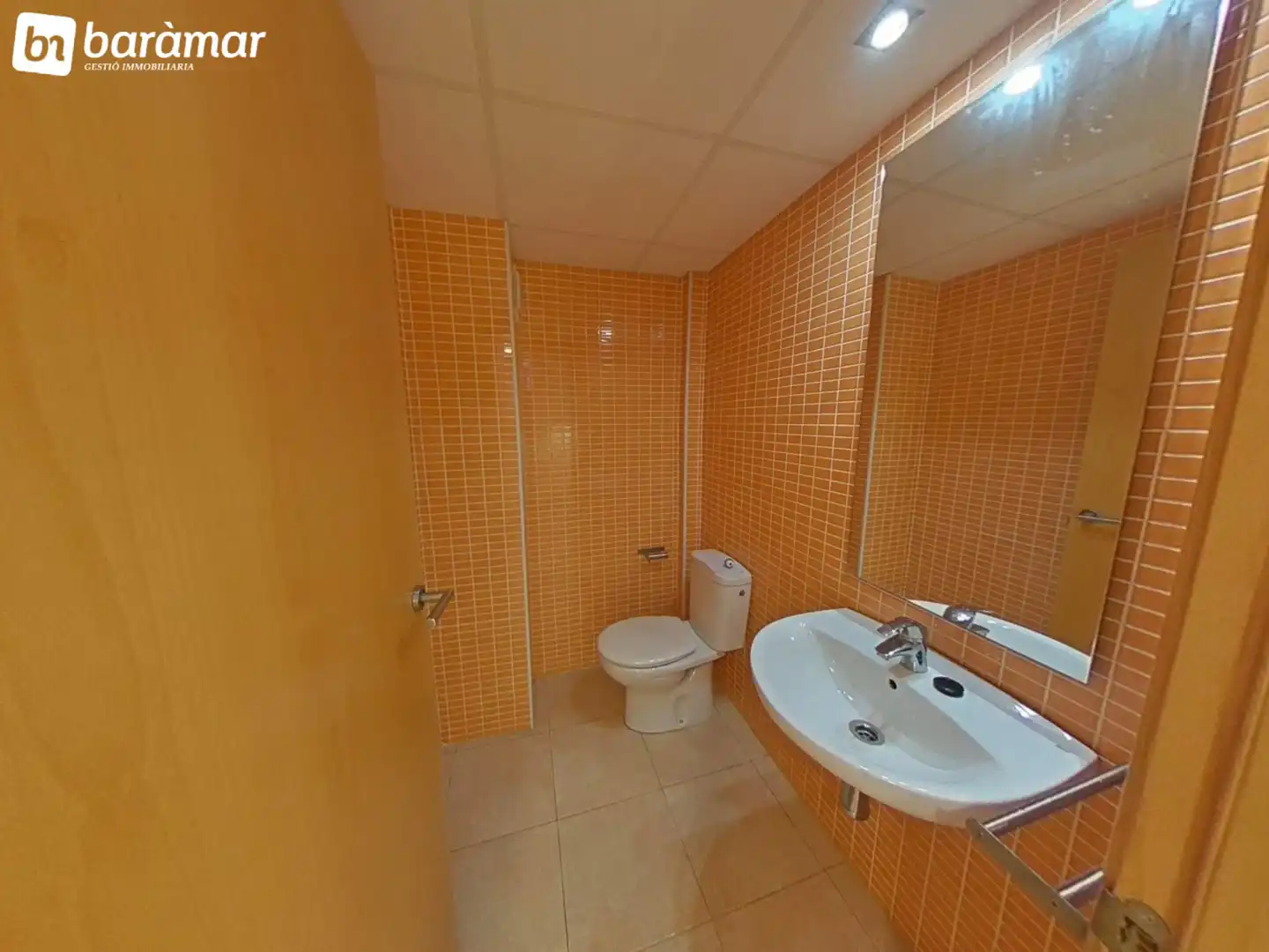 Baño de Casa adosada en venta en Roda de Berà con Aire acondicionado, Calefacción y Jardín privado