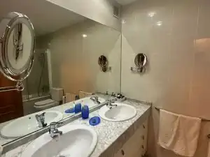 Badezimmer von Dachboden zum Verkauf in Figueres mit Klimaanlage, Heizung und Terrasse