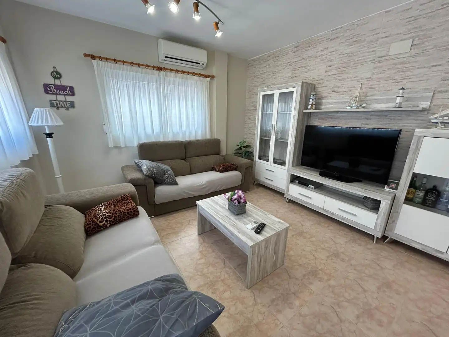 Wohnzimmer von Einfamilien-Reihenhaus zum Verkauf in Cullera mit Klimaanlage, Terrasse und Möbliert