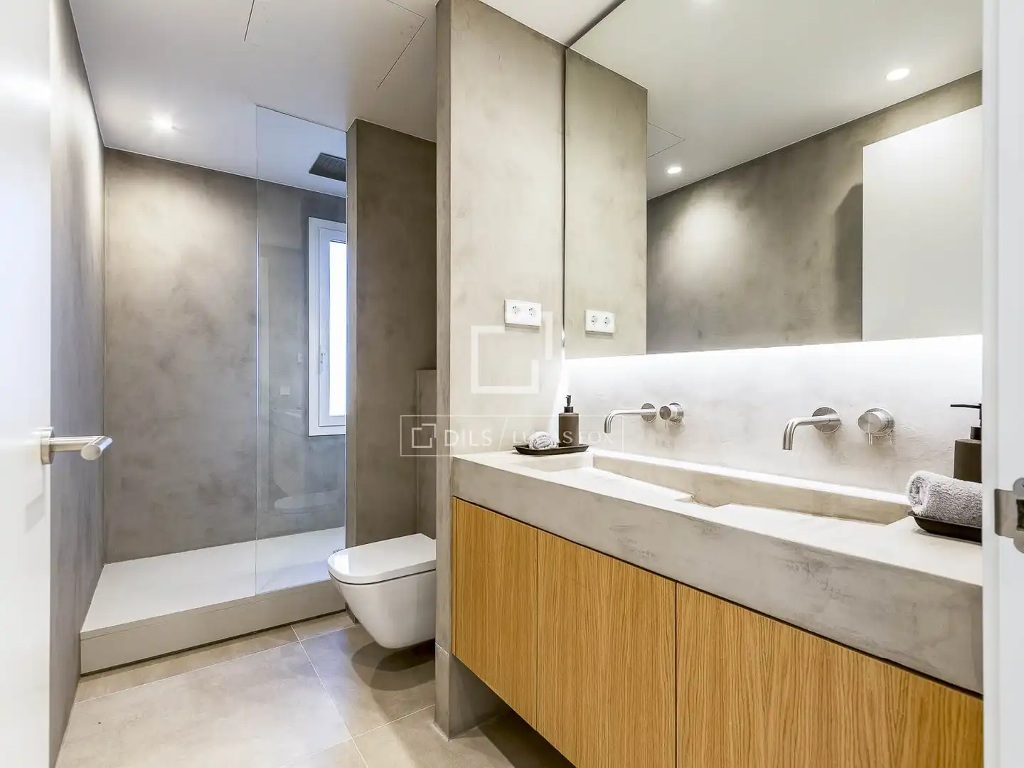 Badezimmer von Wohnung zum Verkauf in Barcelona mit Klimaanlage, Heizung und Privatgarten