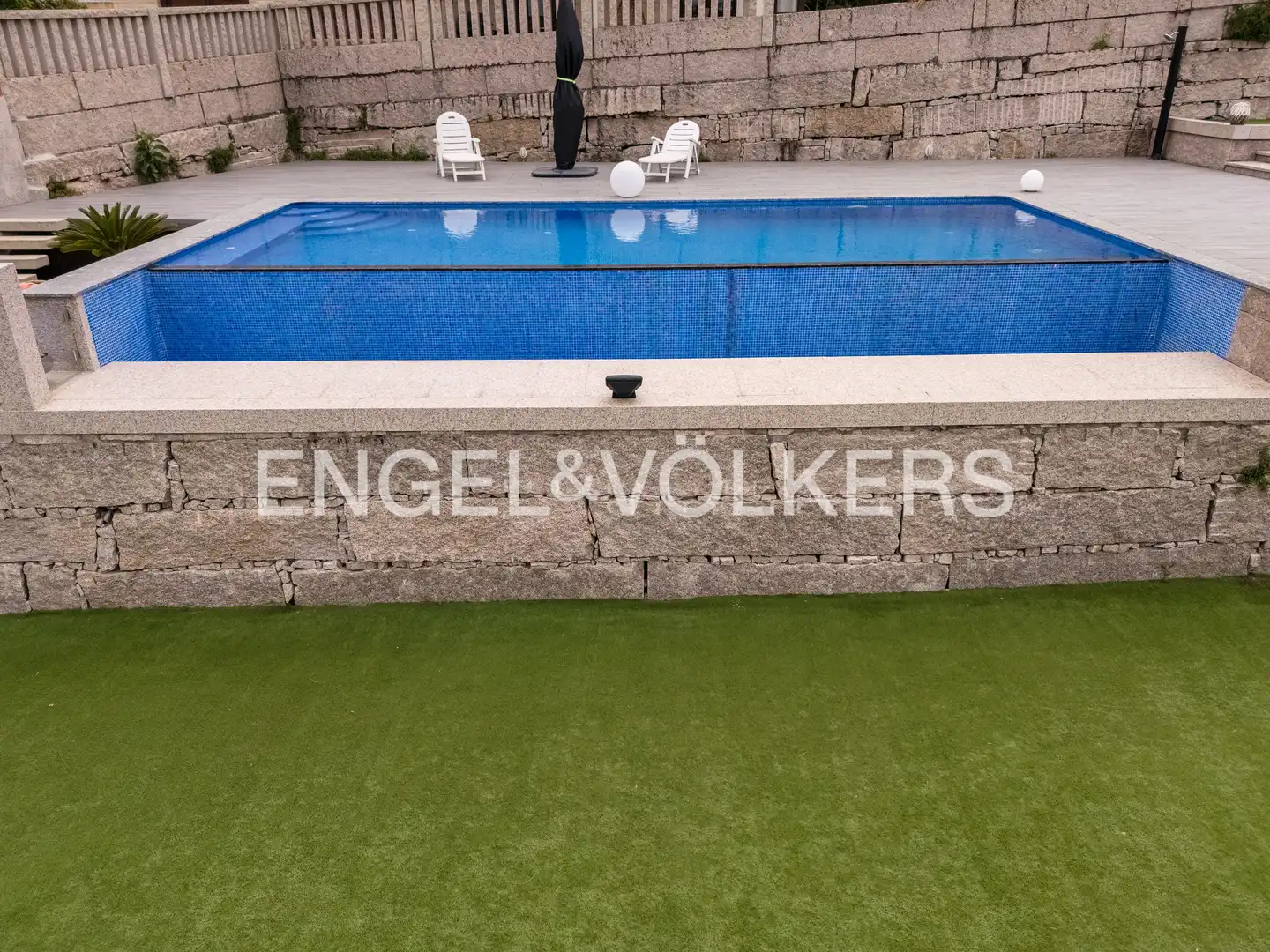 Piscina de Casa o xalet en venda en Oia amb Calefacció, Jardí privat i Parquet