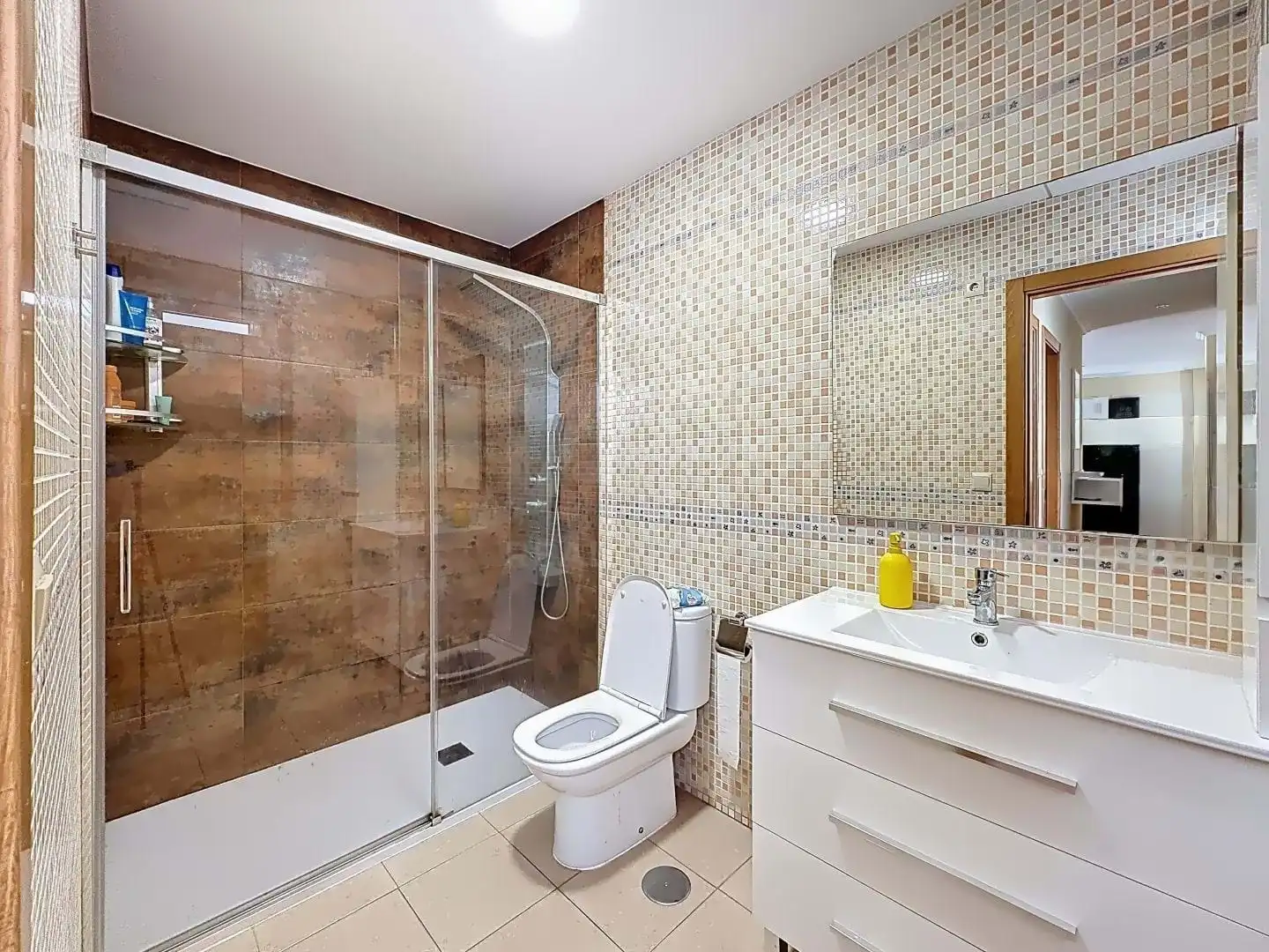 Badezimmer von Dachboden zum Verkauf in Moaña mit Heizung und Terrasse