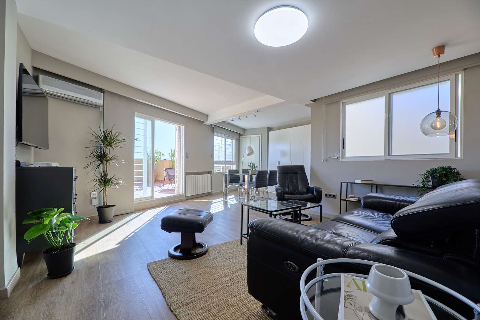 Living room of Apartment to share in  Valencia Capital  with Air Conditioner and Terrace
