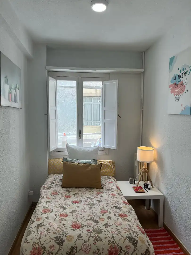 Schlafzimmer von Wohnung zur Miete in Madrid mit Heizung, Parkett und Möbliert