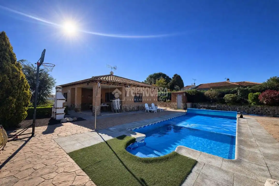 Casa amb piscina en venda a Yeles, imagen 2