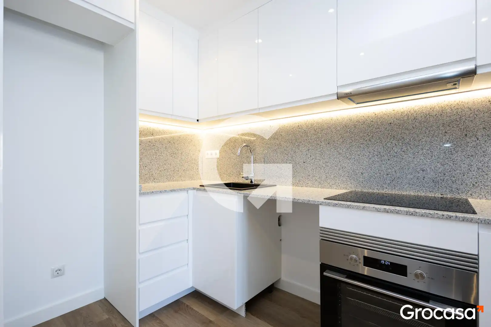 Kitchen of Flat for sale in Sant Vicenç Dels Horts  with Air Conditioner, Heating and Oven